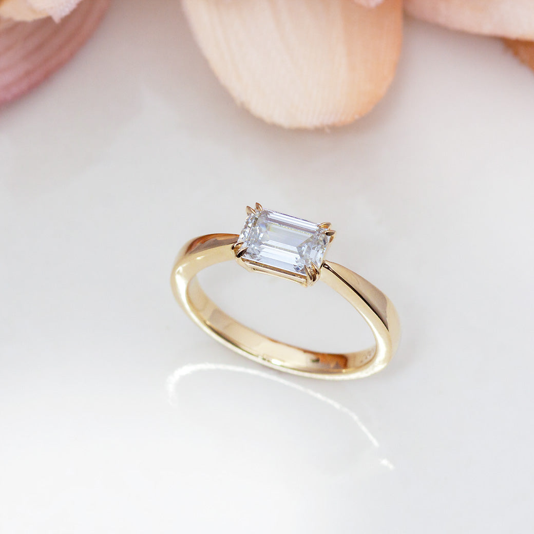 【ALTRO】Lior K18YG ラボグロウンダイヤ 1.0ct エメラルドカット ダイヤ ソリティアリング