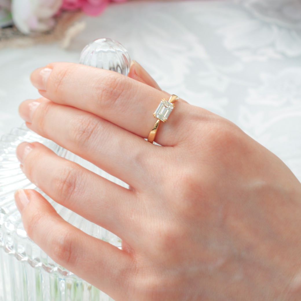 【ALTRO】Lior K18YG ラボグロウンダイヤ 1.0ct エメラルドカット ダイヤ ソリティアリング