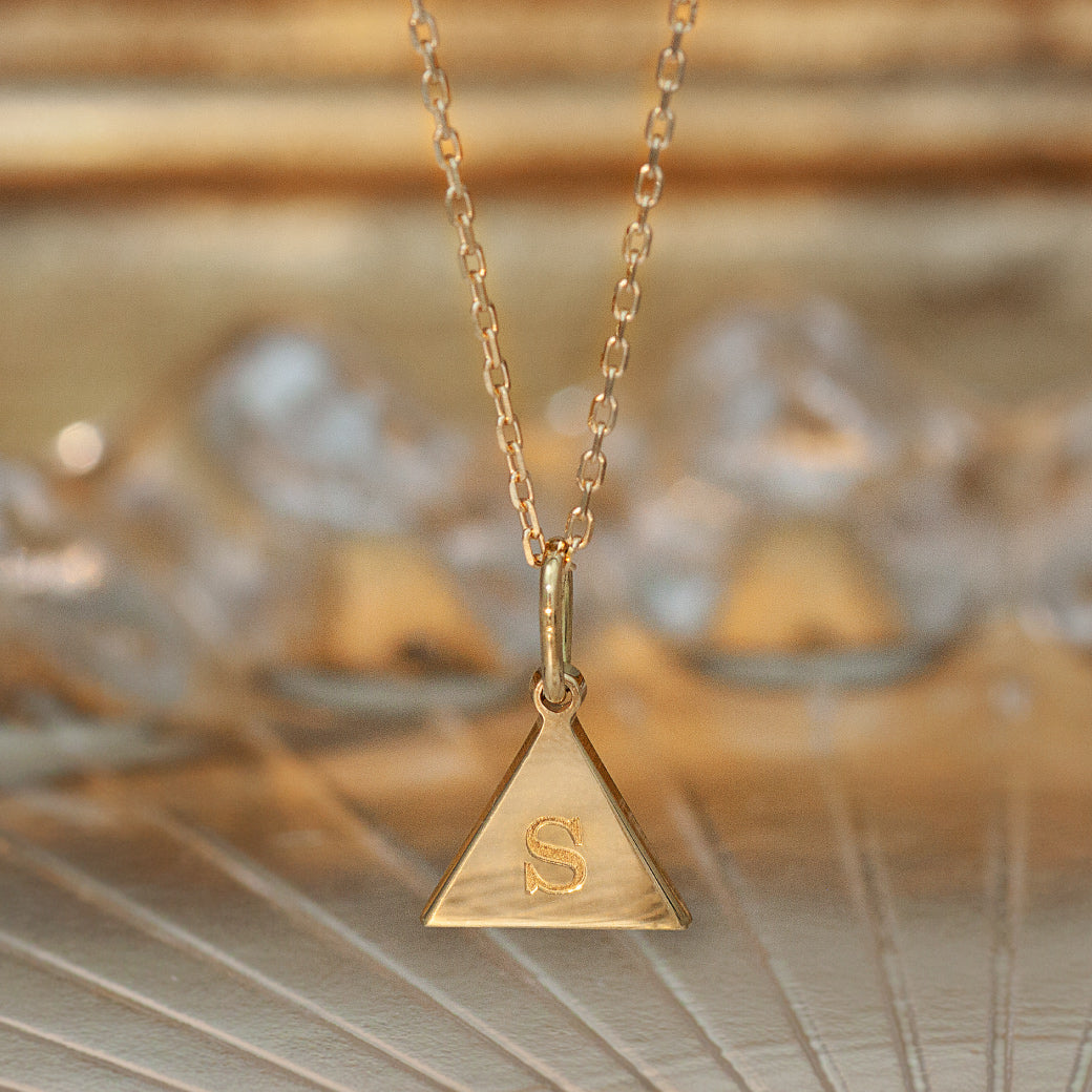 mocalittle emblem ダイヤトライアングルラリエットK18 K18 オーダー イニシャル トライアングル ネックレス – SISTINA JEWELRY