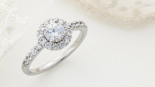 婚約指輪にはなぜダイヤモンドリング？