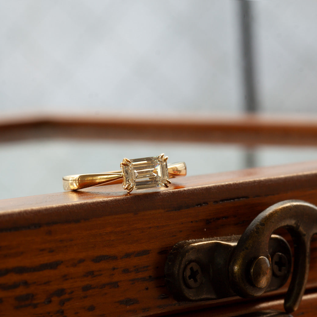 【ALTRO】Lior K18YG  ラボグロウンダイヤ  1.0ct エメラルドカット ダイヤ ソリティアリング