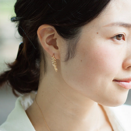 【Natural】K10  Green Leaf  リーフデザイン シーダ フックピアス　