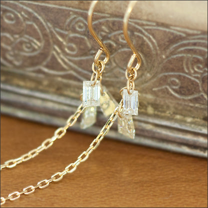 【LIMITED】【Natural】K18  テーパーバゲットダイヤ チェーンフックピアス