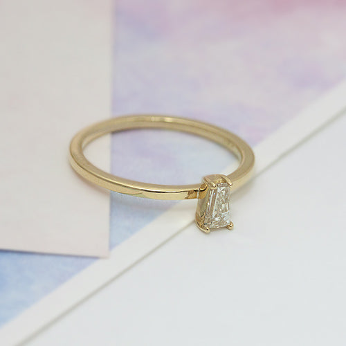 R00177 Mooi K18 テーパーカット ダイヤモンドリング – SISTINA JEWELRY