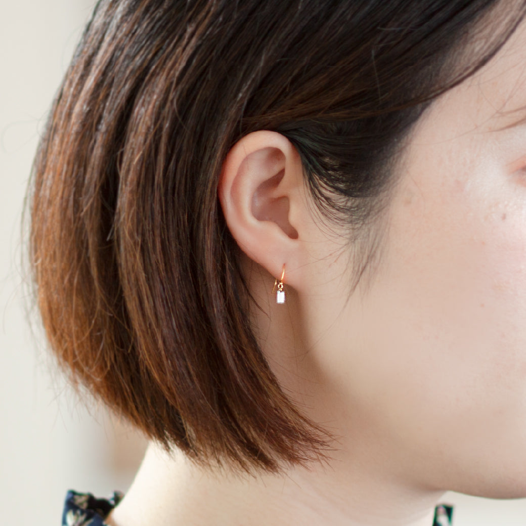 SPP0038]K18 レーザーホールダイヤモンド バゲットカットピアス