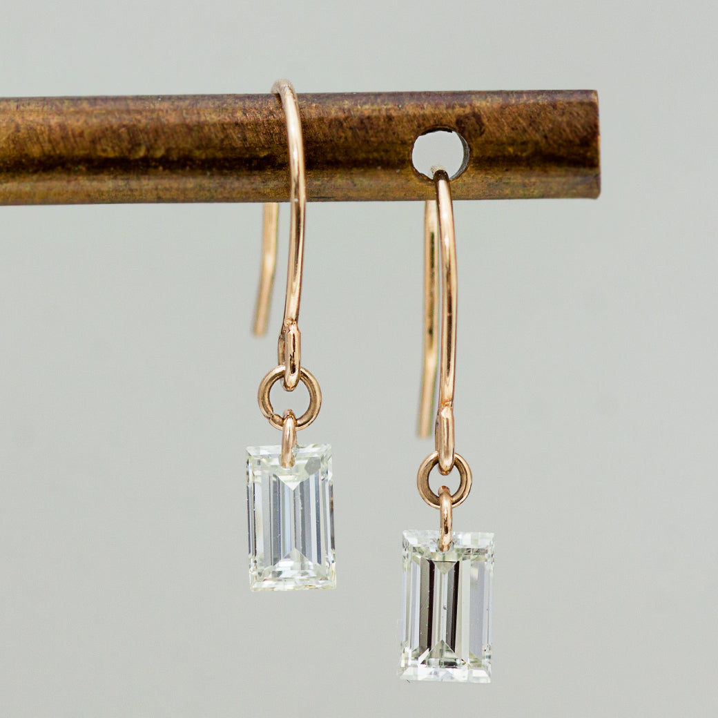 SPP0038]K18 レーザーホールダイヤモンド バゲットカットピアス 0.38ct